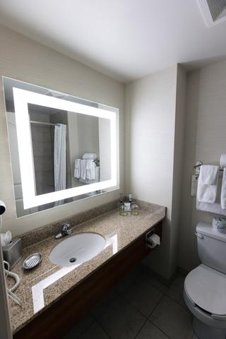 Deerfoot Inn & Casino – Poker photo 4